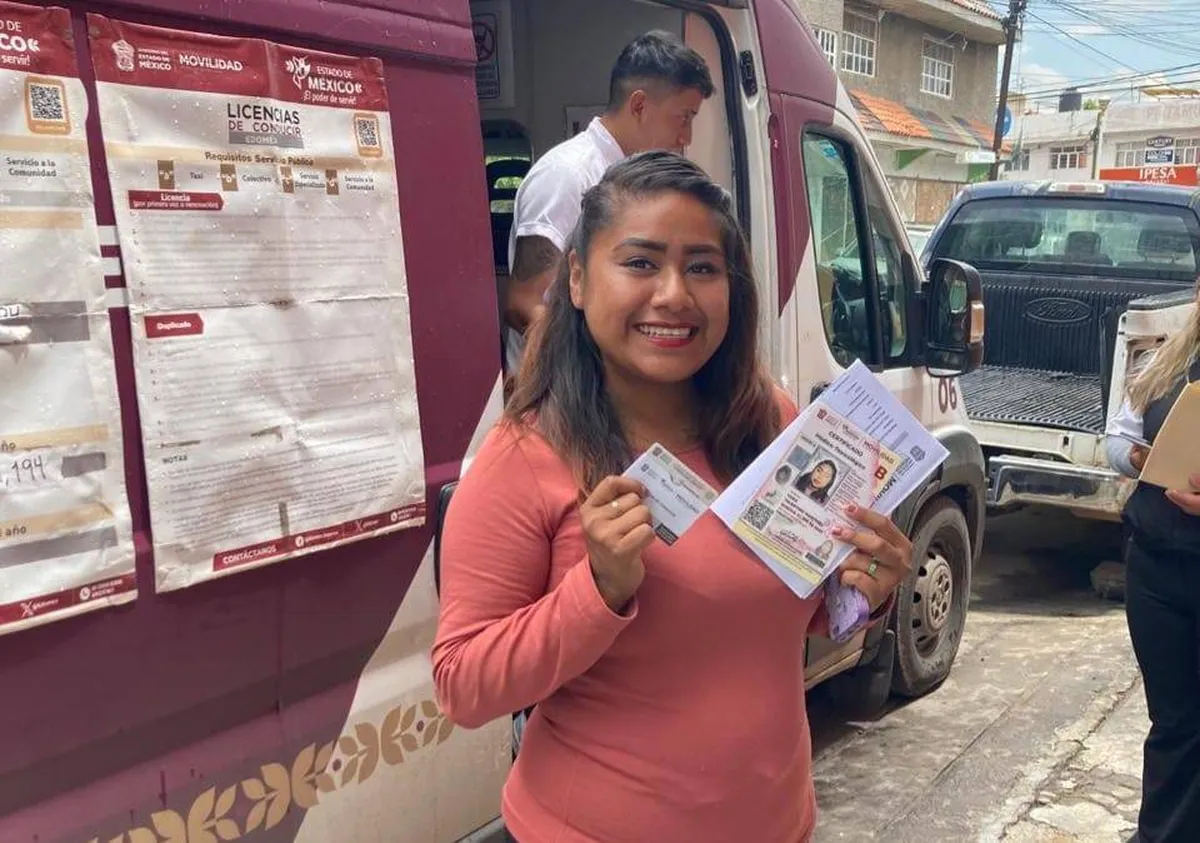 Edomex entrega 42 licencias gratuitas a conductoras de transporte público