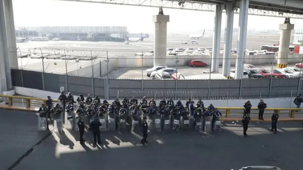 Manifestación de taxistas autorizados en el AICM podría afectar accesos a las terminales 1 y 2 del aeropuerto capitalino.