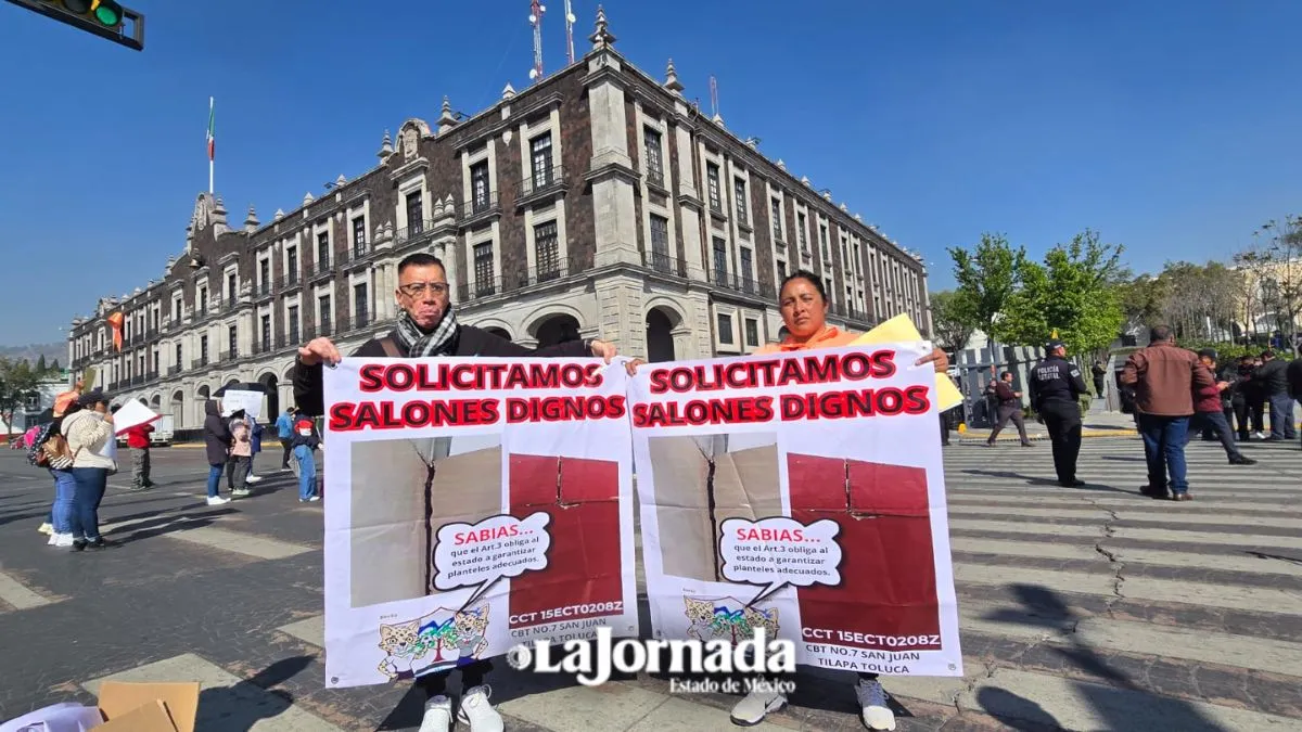Padres de Familia del CBT 7 se manifiestan por falta de servicios básicos