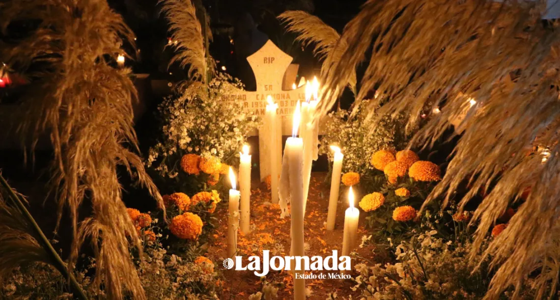 Calixtlahuaca: Celebran “Noche de Velas” en el panteón