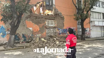 Toluca: Colapsa barda de un edificio antiguo