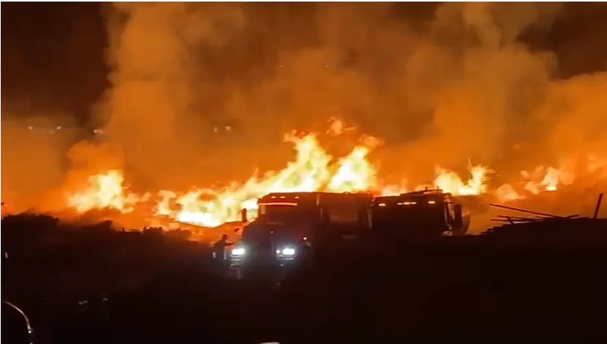 Fuerte incendio consume aserradero en Tecámac