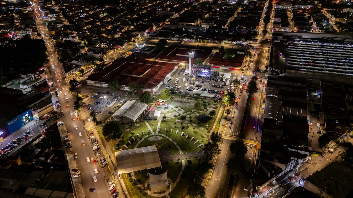 Se llena de luz el Mercado Juárez y sus alrededores