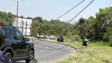 Automóvil se impacta con poste y tira cables en Presa Madín; autoridades atienden accidente