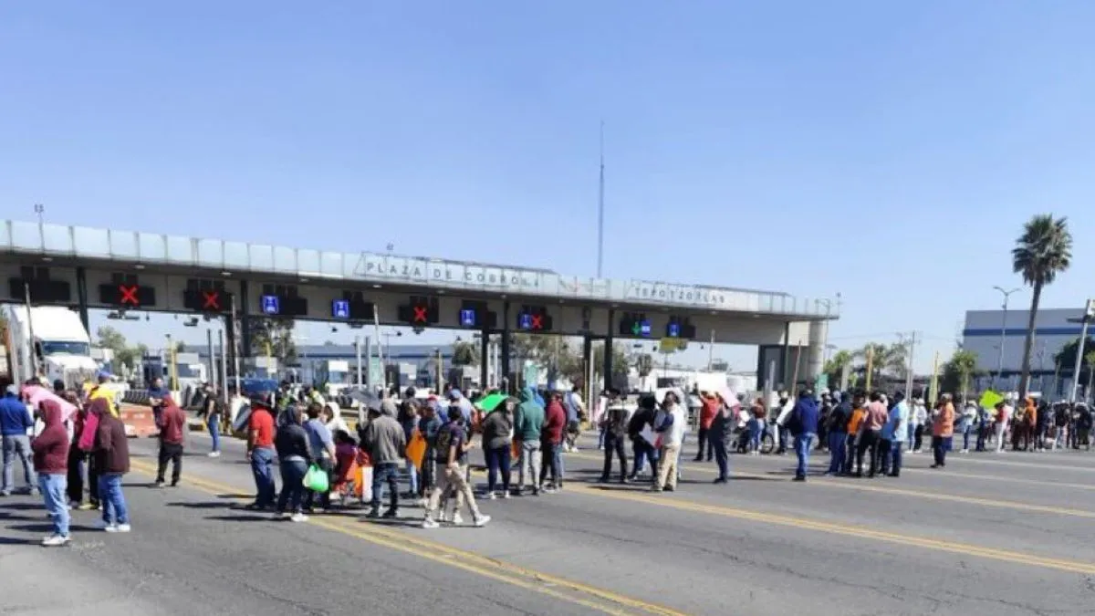 Bloquean la México-Querétaro a la altura de Tecámac