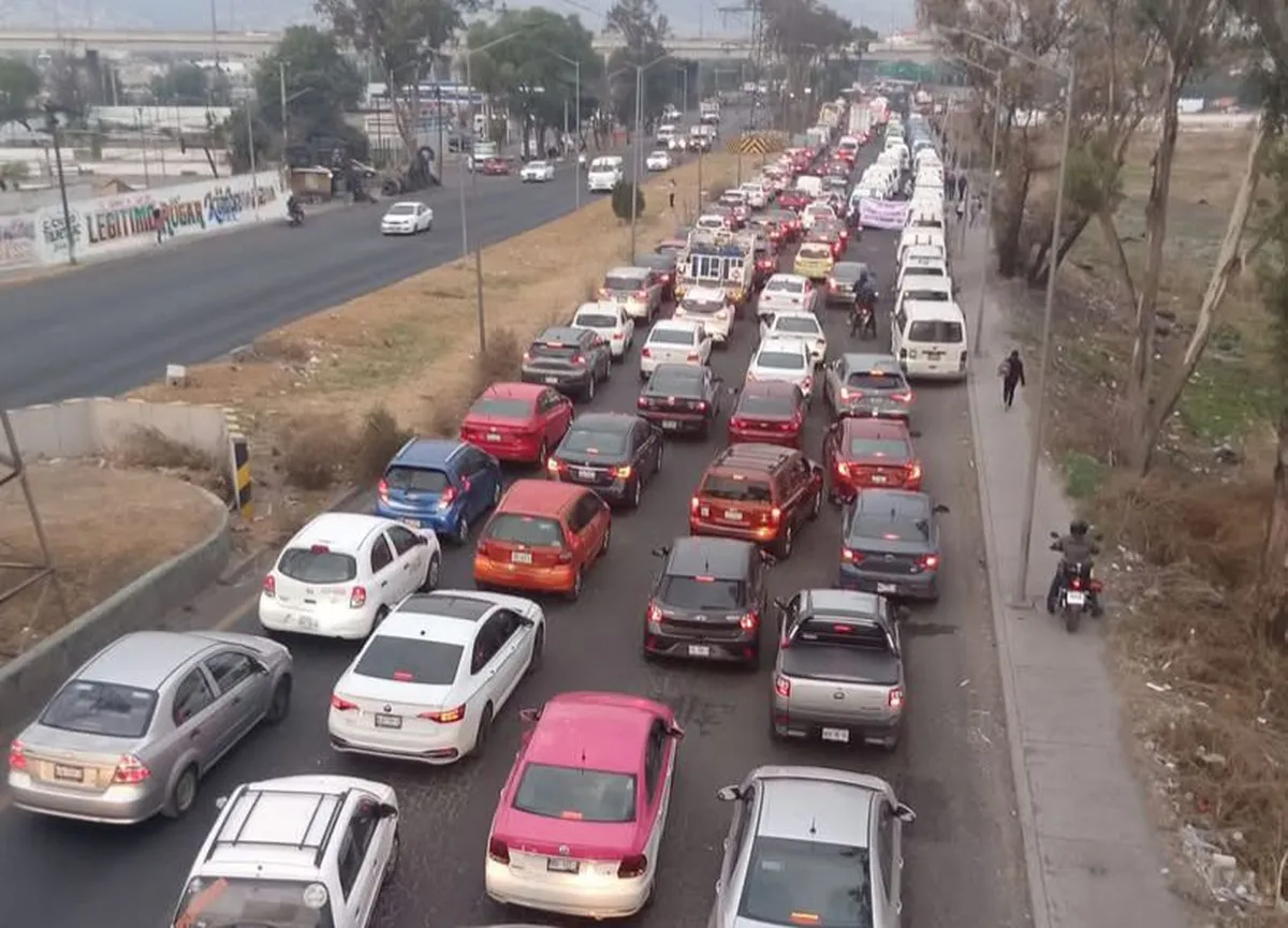 Se encuentran varados a cientos de automovilistas.
