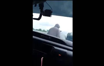En el video, que se está haciendo viral en redes sociales, se le pide a las autoridades que den con el paradero de las personas que agredieron al señor con su hijo. Foto: Captura