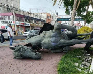 Se desploma escultura de El Siervo de la Nación en Nezahualcóyotl