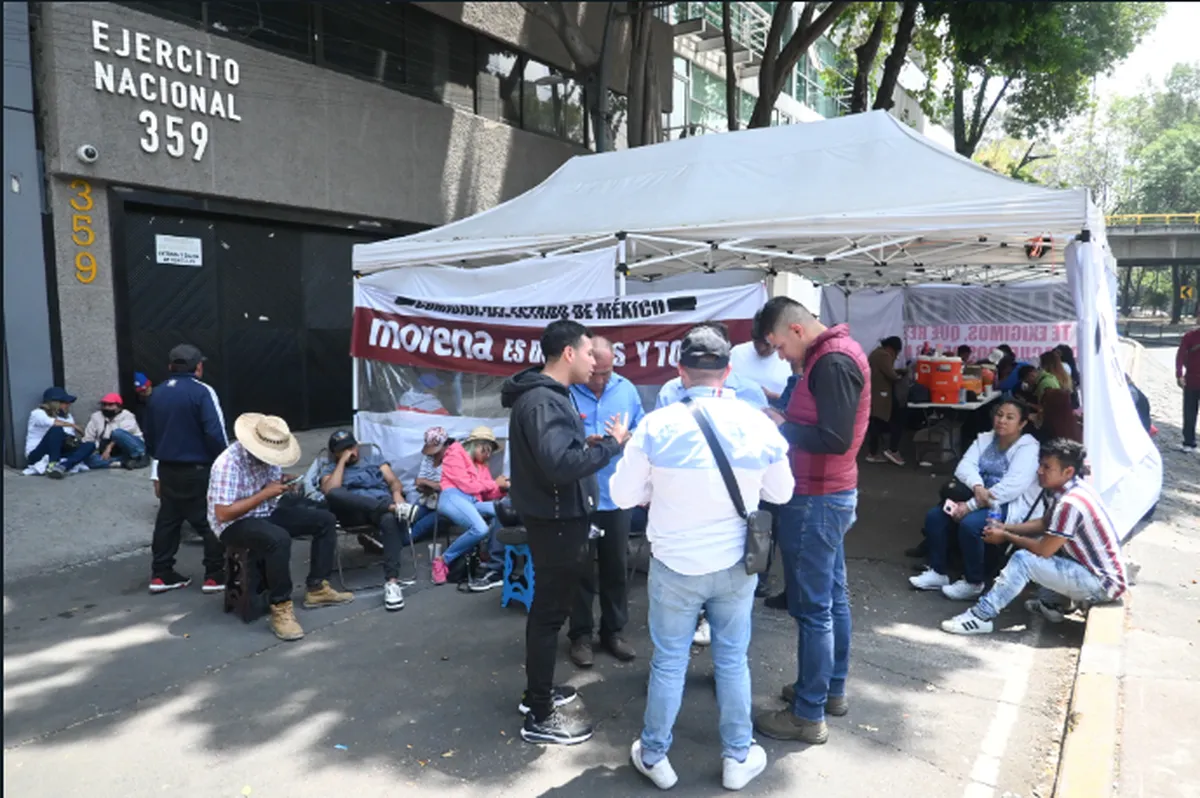 Consejeros de Morena cumplen 15 días en plantón contra Mario Delgado; denuncian imposición de candidatos en Edomex
