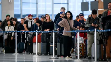 Miles de pasajeros enfrentan largas filas y cancelaciones en aeropuertos de Estados Unidos debido al cierre del gobierno y la falta de personal aéreo.