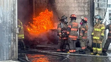 Incendio consume bodega en Ecatepec; desalojan a más de 100 personas [VIDEO]