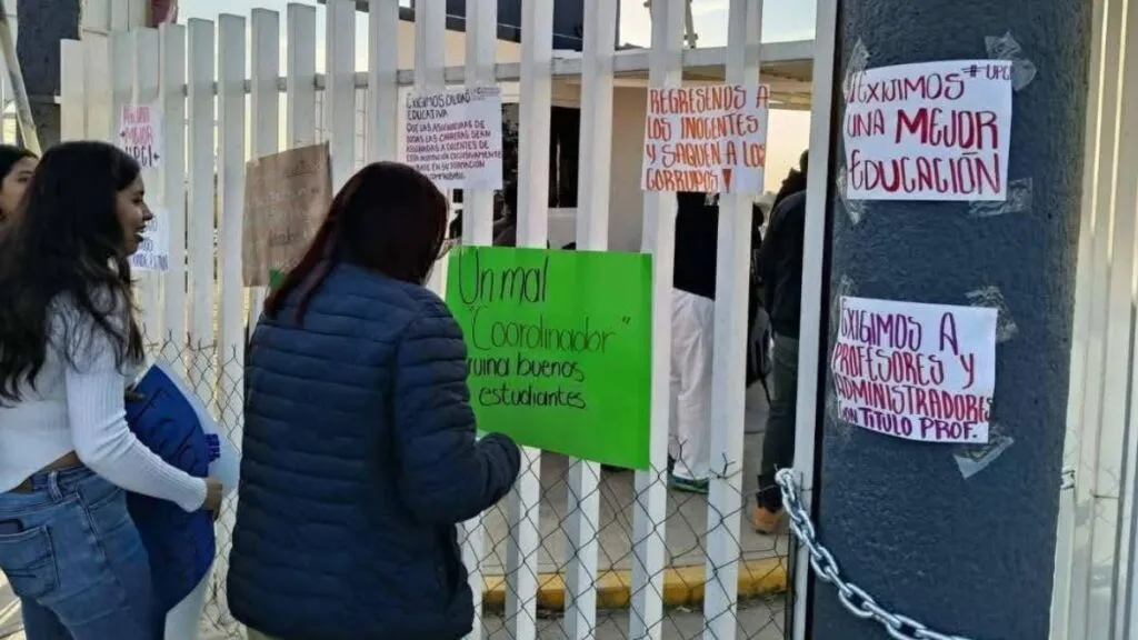 Estudiantes de la Universidad Politécnica de Cuautitlán Izcalli realizan plantón en demanda de mejoras