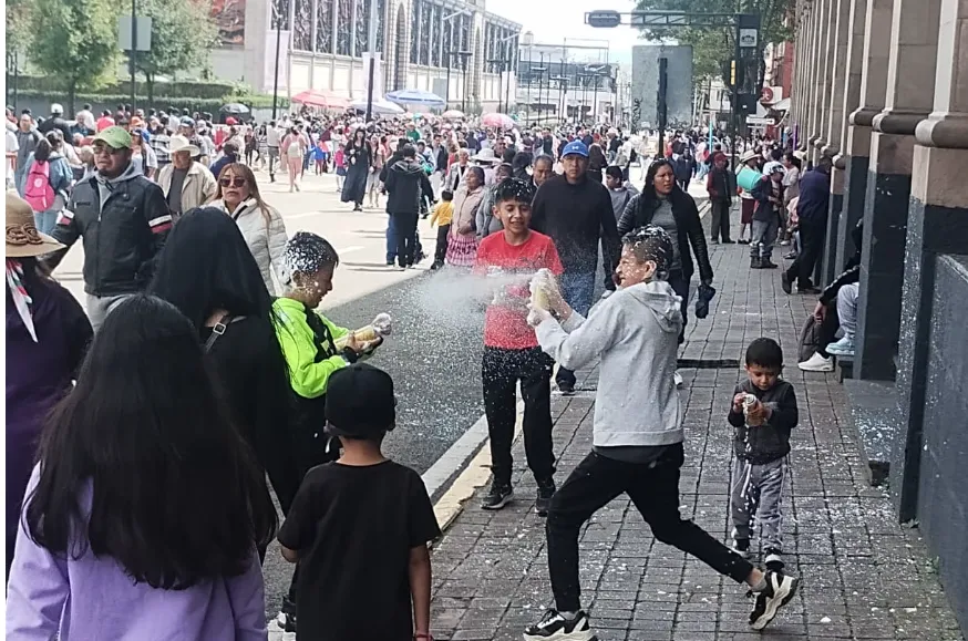 Prohibición de venta de espuma es ignorada en Toluca