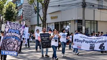 Padres de familia protestan en Toluca para exigir reformas a leyes de juicios familiares