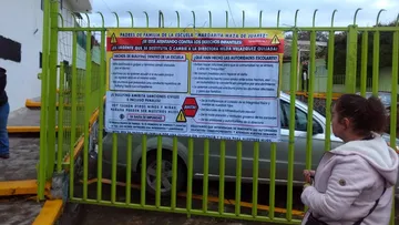 Padres de familia exigen renuncia de directora en primaria de Toluca