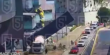 Momento exacto en que estructura se cae sobre auto en Paseo Interlomas, Huixquilucan [VIDEO]