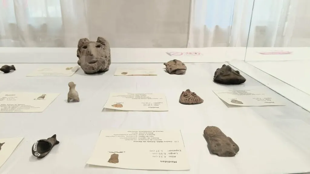 Piezas arqueológicas encontradas en obras de Trolebús son expuestas