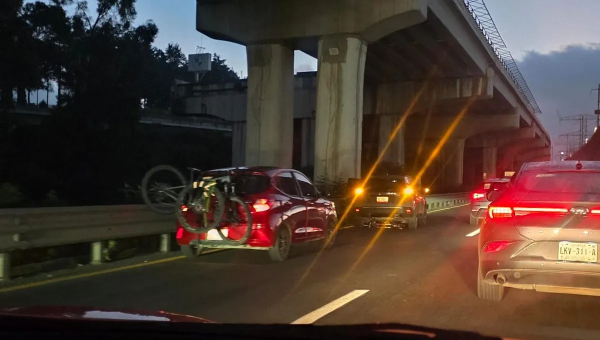 Tráfico moderado en la autopista México-Toluca por percance vehicular
