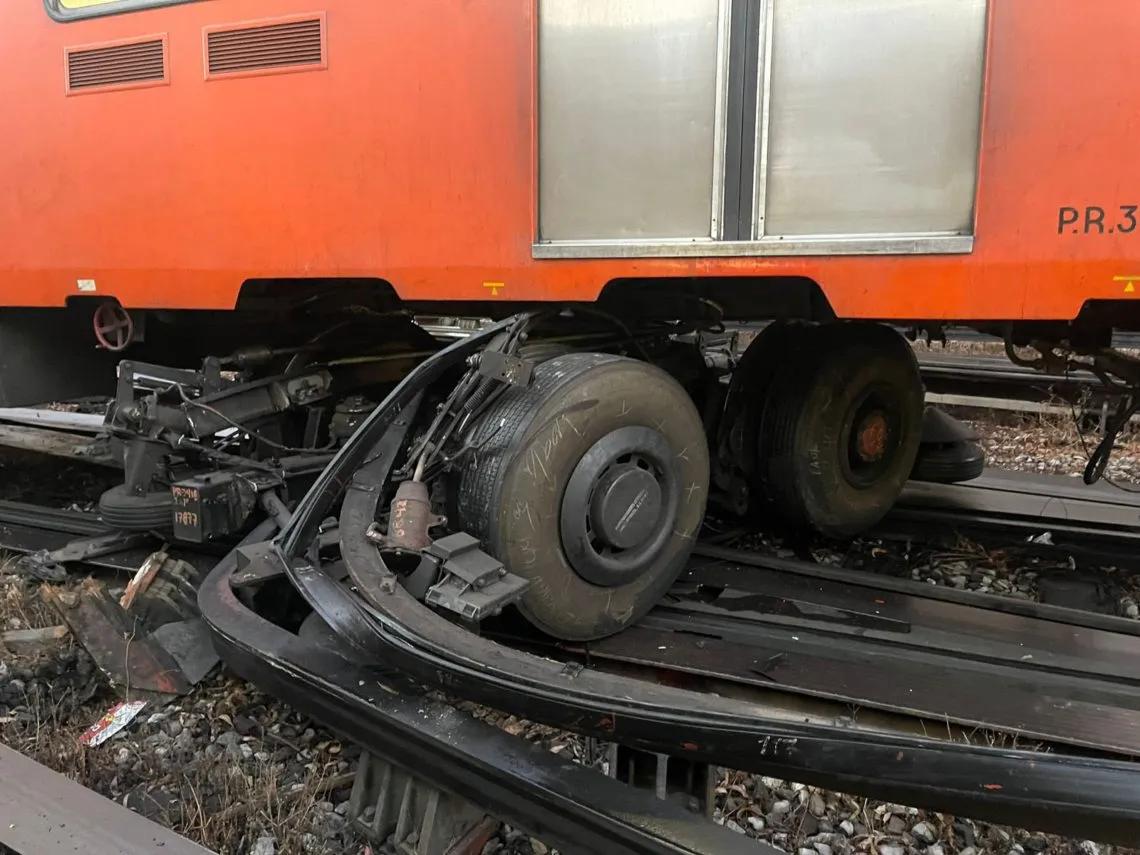 Tren del metro en Indios Verdes se descarrila