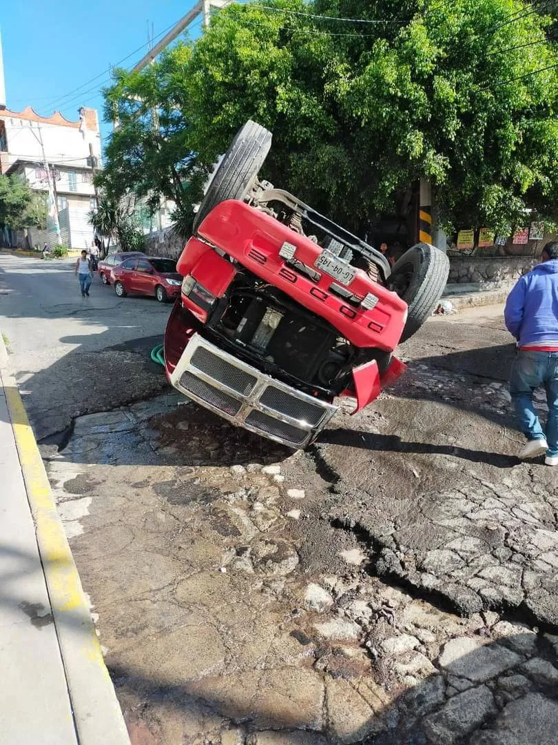 Pipa de agua vuelca en la parte alta de Ecatepec