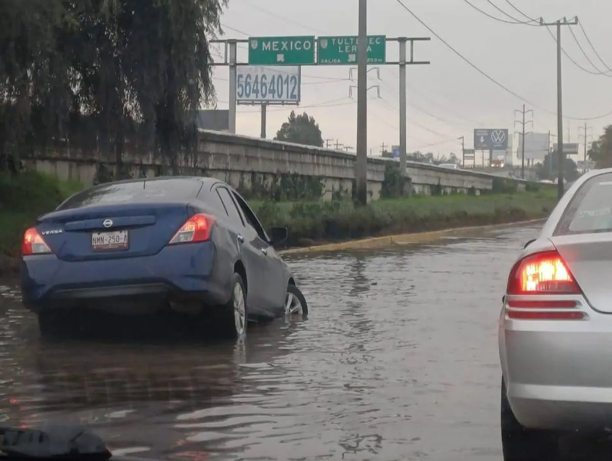 ¡Cuidado! Reportan enorme bache en Tollocan