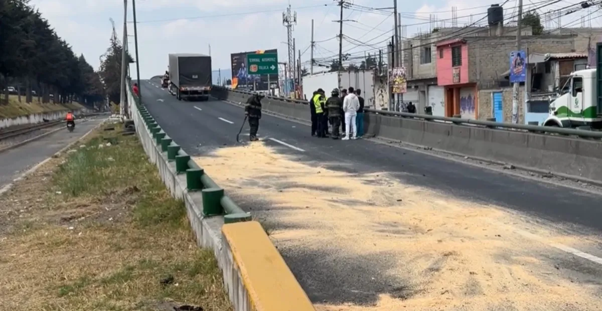 Este viernes se registró un fuerte accidente sobre Paseo Tollocan, por una coladera abierta.
