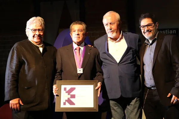 Recibe Rafael Cardona la presea Summa Cum Laude 2022