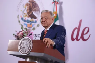 AMLO anuncia aumento al salario de los maestros en México