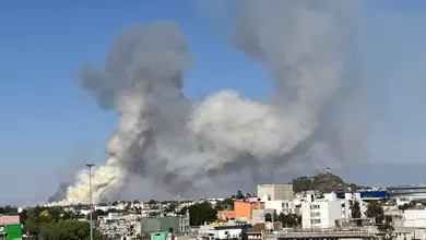 Incendio afecta visibilidad de la autopista Peñón-Texcoco
