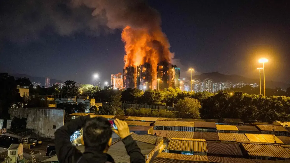 Al menos 36 muertos en incendio en complejo residencial de Hong Kong