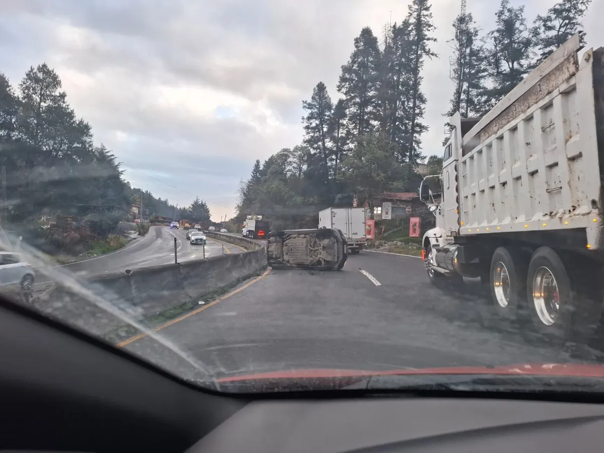 Auto pierde el control y vuelca sobre la México-Toluca hoy 31 de marzo