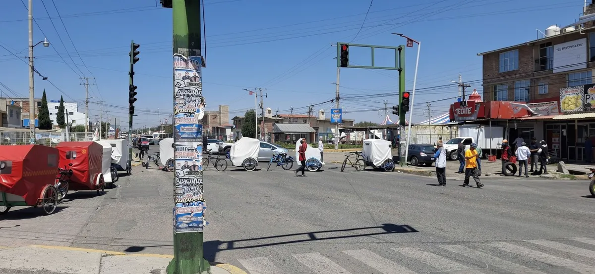 Bicitaxistas bloquean centro de Otzolotepec tras muerte de un compañero