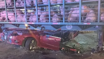 Vehículo queda destrozado tras impactarse con un tráiler en la México–Texcoco [VIDEO]