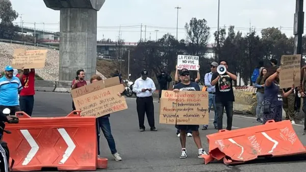 Familiares de víctima de explosión de pipa bloquean Calzada Ignacio Zaragoza