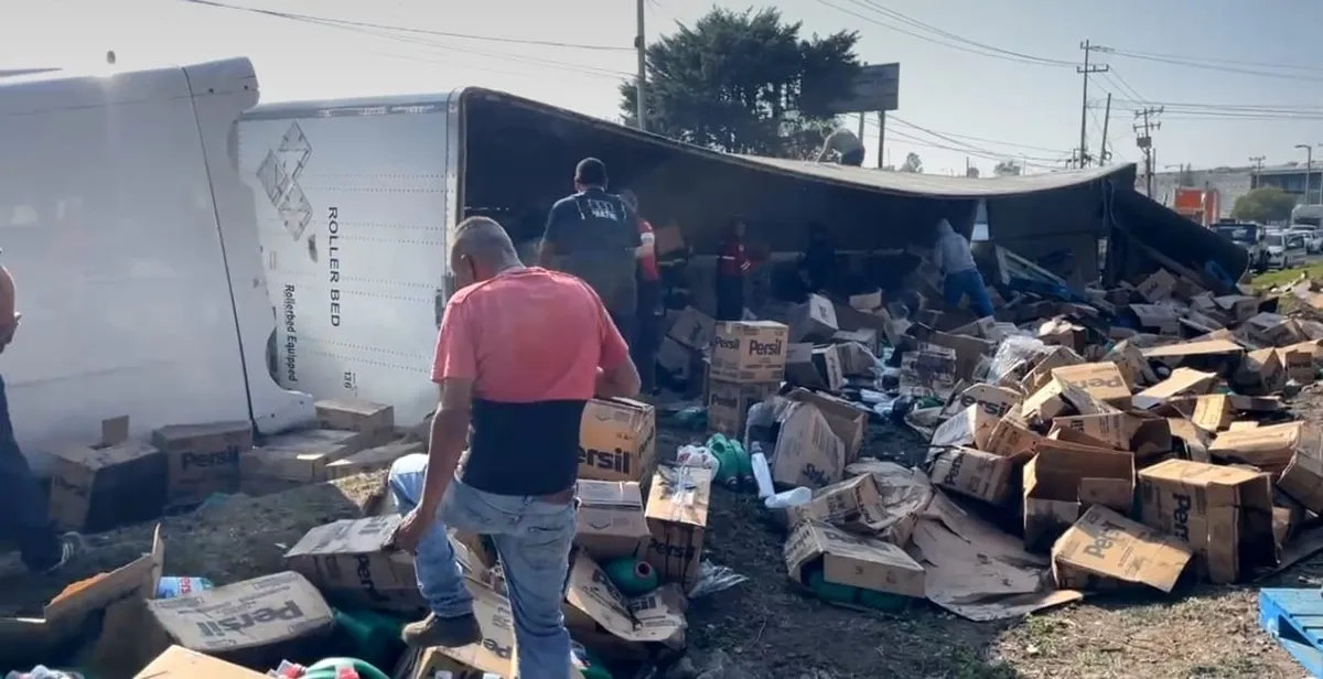 Vuelca tráiler en Isidro Fabela en Toluca; hubo rapiña