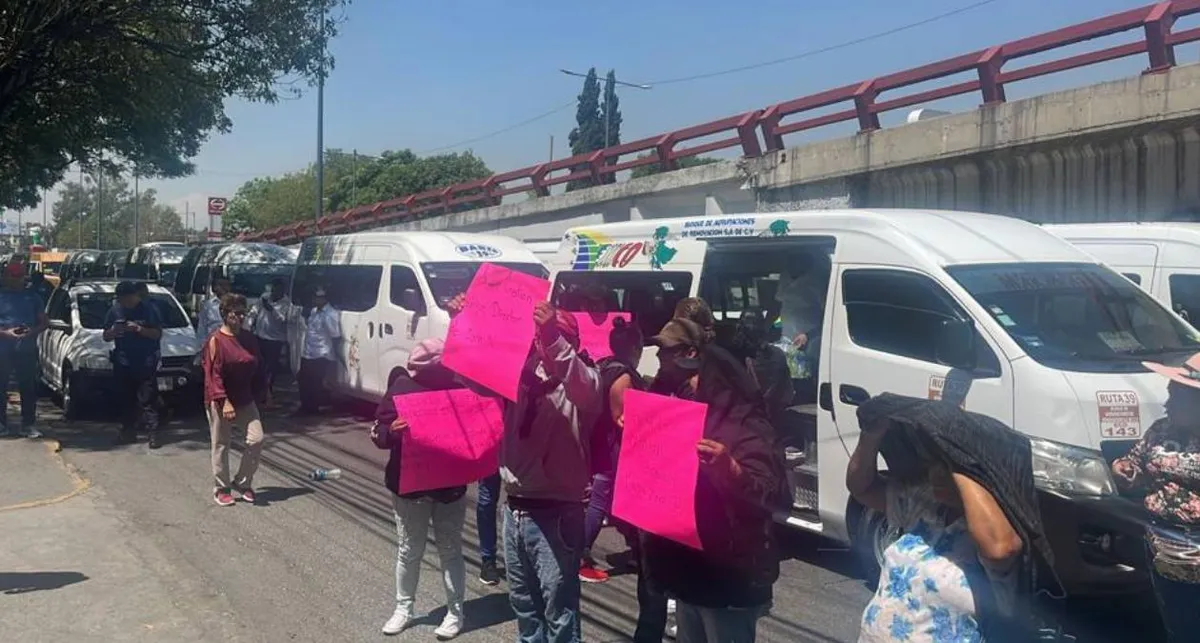 Taxistas bloquean Av. Gustavo Baz, denuncian detenciones ilegales