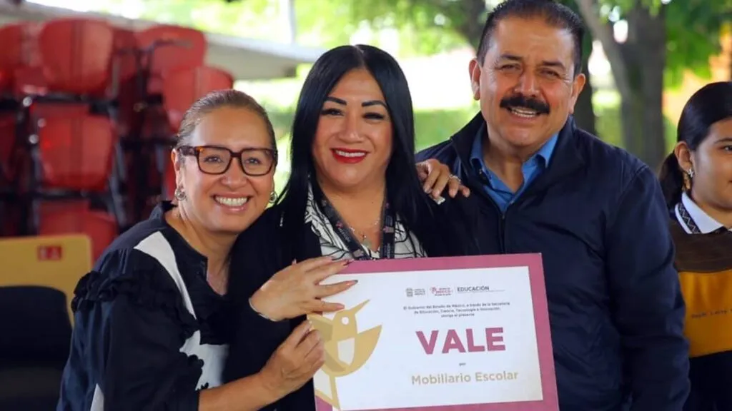 Ecatepec: Azucena Cisneros realiza entrega de mobiliario e infraestructura educativa
