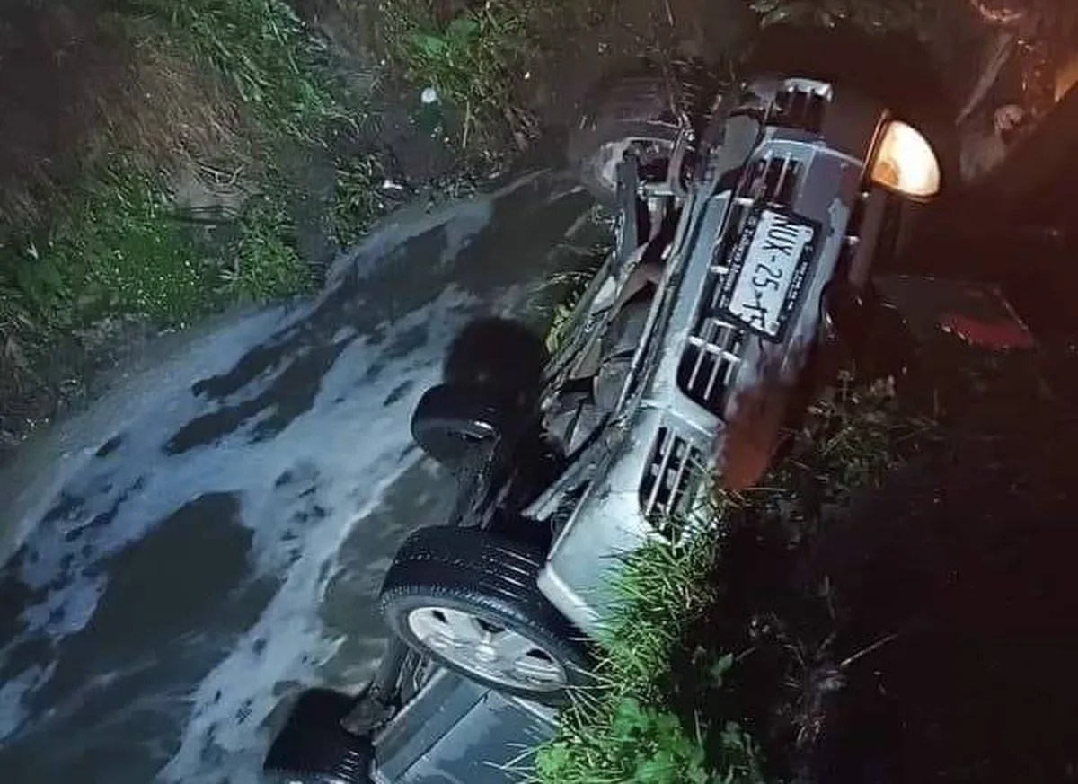Otzolotepec: Vehículo cae a canal; se reporta una persona fallecida