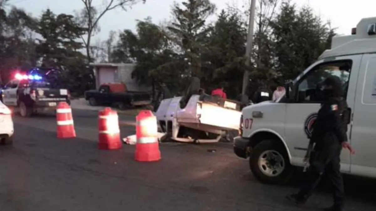 Volcadura de camioneta provoca la muerte de un joven y varios heridos en Ixtlahuaca