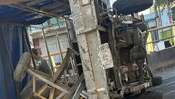 La unidad quedó recostada sobre uno de sus costados y transportaba tablones, así como una máquina revolvedora para mezclar cemento, materiales que quedaron esparcidos en la cinta asfáltica.