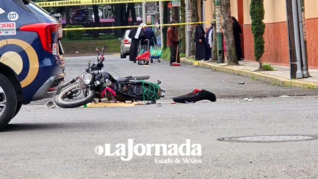 Mujer motociclista fallece tras ser arrollada por vehículo en Toluca