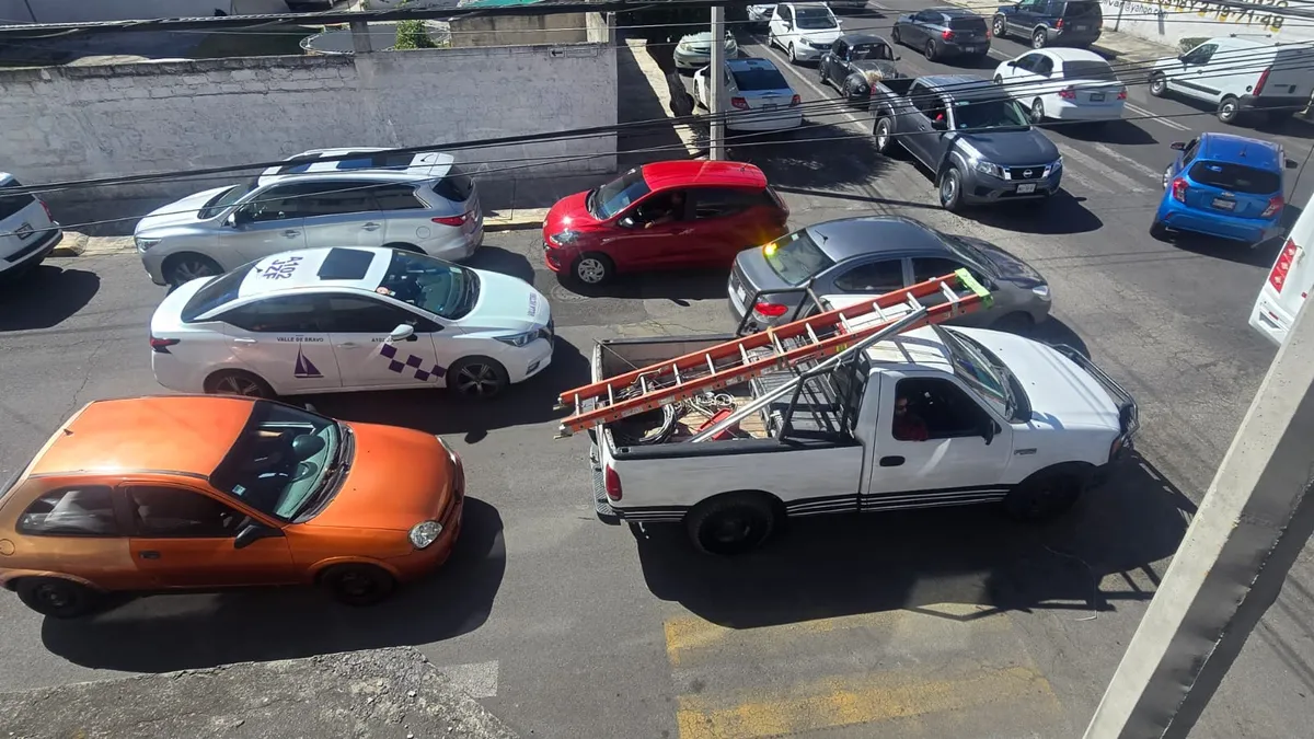 Trabajadores del hospital Monica Pretelini colapsan Paseo Tollocan