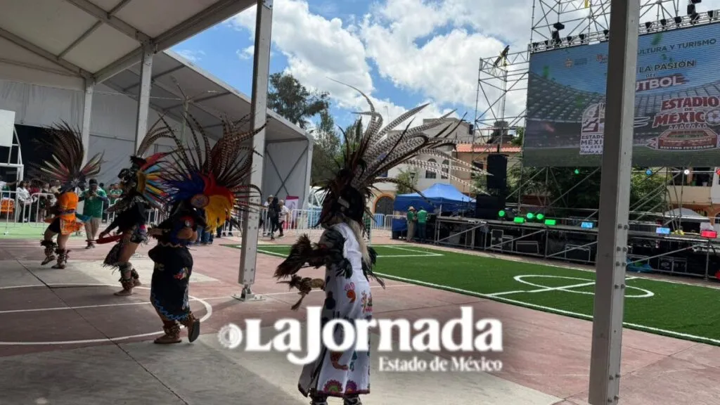 Ambiente futbolero se enciende en Teotihuacán con pantalla gigante