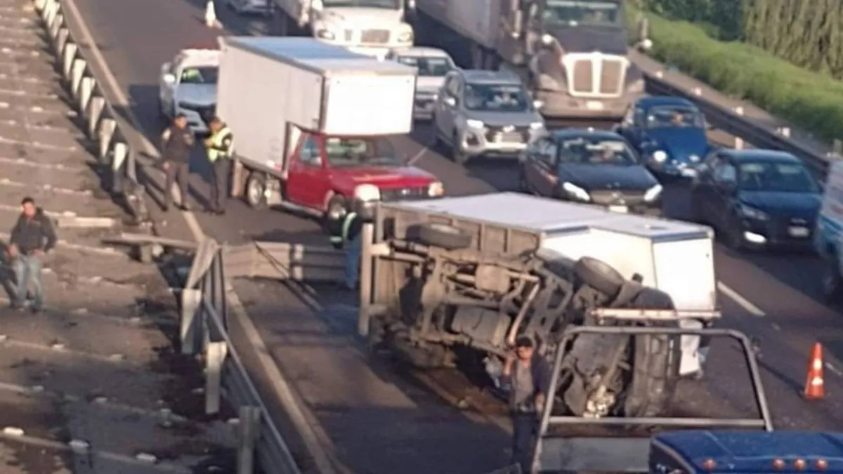Accidente en Lerma: Camioneta volcada genera intenso tráfico