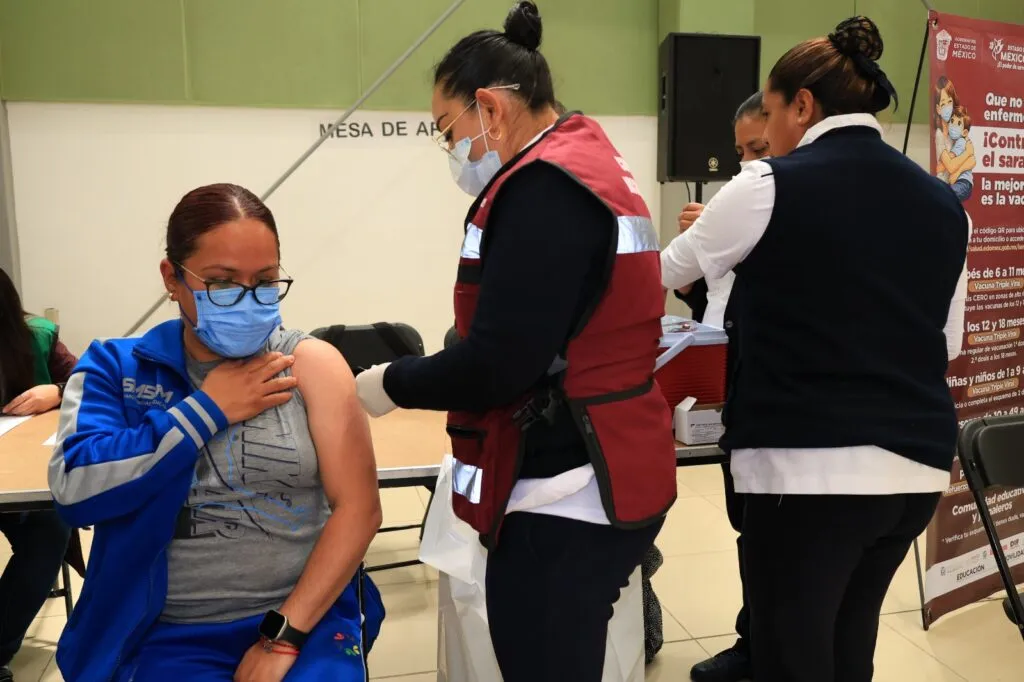 Educación y Salud mexiquense despliegan jornada de vacunación contra el sarampión en sedes del SMSEM