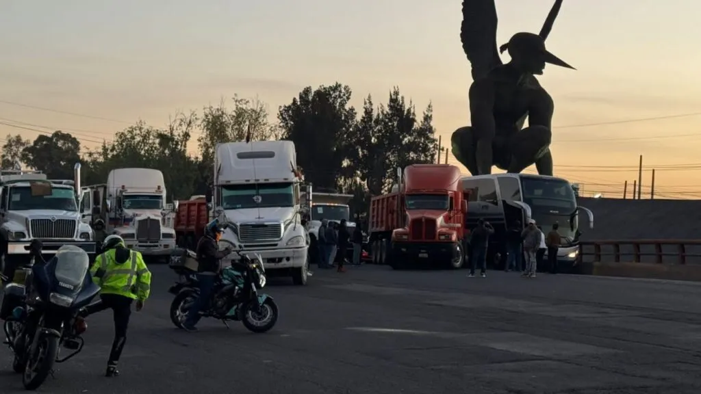 Trabajadores del Tren Maya realizan protesta y paralizan la México-Pachuca