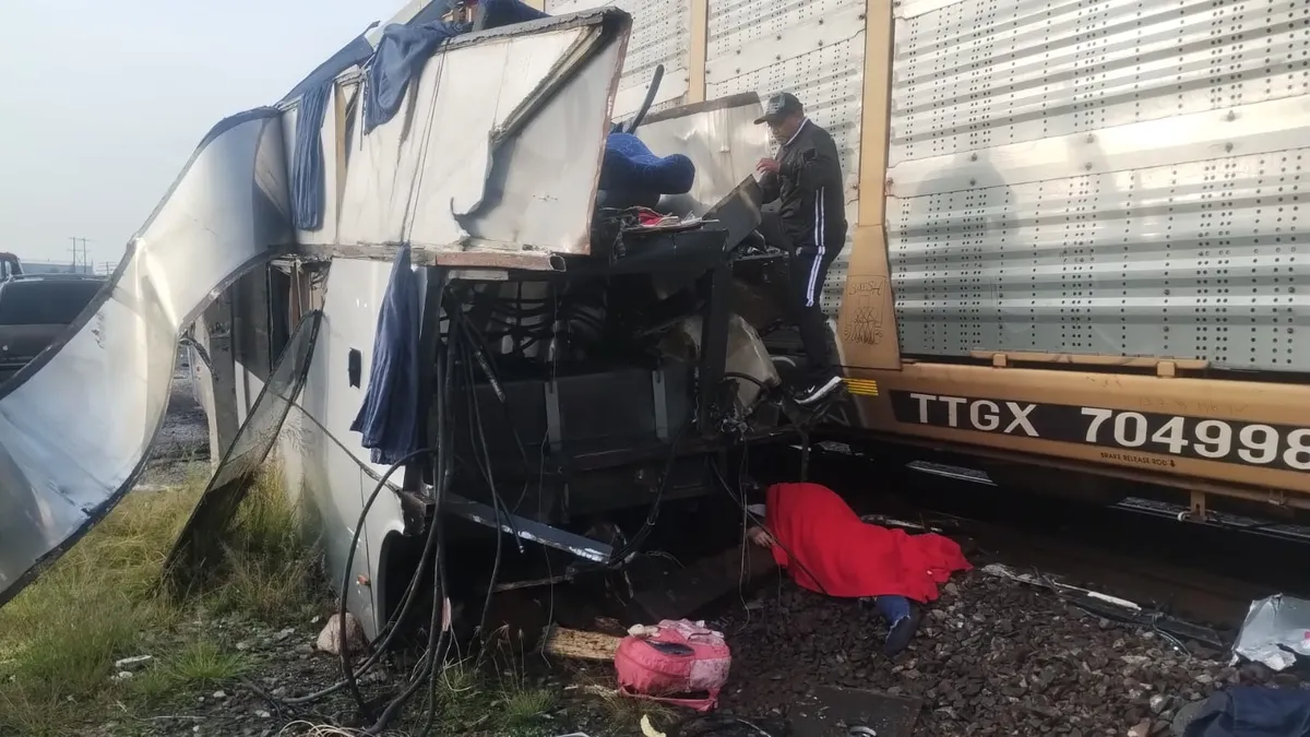 Lista de lesionados tras accidente de autobús y tren en Atlacomulco