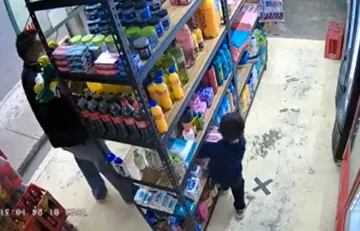 Niño roba en una tienda, instruido por su padre en Valle de Chalco (video)