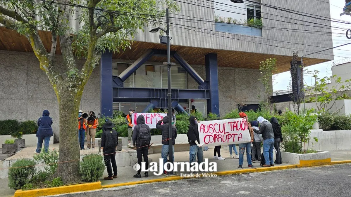 UAEMéx: #Potrogate Enjambre Estudiantil toma edificio Uaemitas para posponer elección