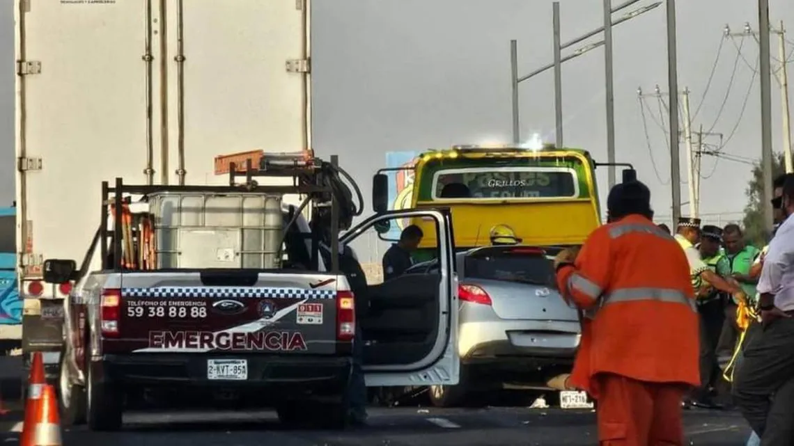México-Pachuca: Camioneta choca contra muro de contención y tráiler; reportan heridos